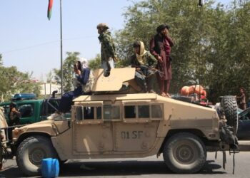 Pejuang Taliban terlihat menaiki sebuah kendaraan militer di Kabul, ibu kota Afghanistan, pada 16 Agustus 2021. (Xinhua/Str)
