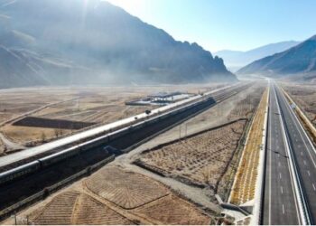 Foto dari udara yang diabadikan pada 28 Januari 2021 ini menunjukkan bagian dari jalan raya dataran tinggi Lhasa-Nagqu (kanan) dan jalur kereta Qinghai-Tibet di Daerah Otonom Tibet, China barat daya. (Xinhua/Jigme Dorje)