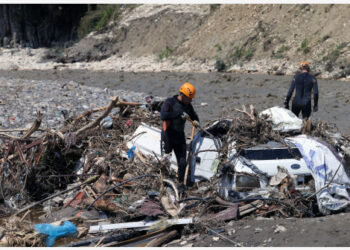Tim penyelamat mencari korban selamat di Kota Bozkurt di Provinsi Kastamonu, Turki, yang dilanda banjir pada 15 Agustus 2021. (Xinhua/Mustafa Kaya)