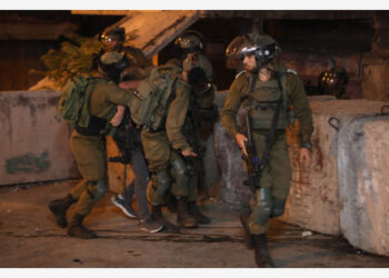 Sejumlah tentara Israel menangkap seorang pria Palestina dalam bentrokan di Kota Hebron, Tepi Barat, pada 9 September 2021. (Xinhua/Mamoun Wazwaz)