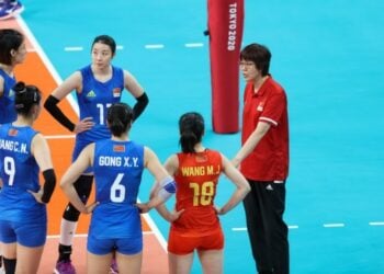 Lang Ping (pertama dari kanan) memberikan instruksi kepada pemainnya dalam pertandingan babak pendahuluan voli putri antara China melawan Argentina di Olimpiade Tokyo 2020 pada 2 Agustus 2021. (Xinhua/Dang Ting)