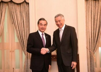 Menlu China ( wang yi ) dan PM Singapura ( lee Hsien Loong )./ist