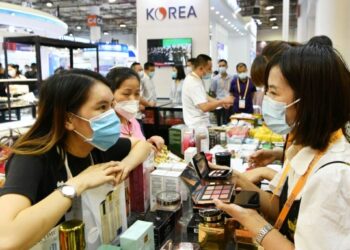 Seorang peserta pameran (pertama dari kiri) menjelaskan sebuah produk kosmetik kepada pengunjung Pameran Investasi dan Perdagangan Internasional China (China International Fair for Investment and Trade/CIFIT) ke-21 di Xiamen, Provinsi Fujian, China tenggara, pada 8 September 2021. (Xinhua/Wei Peiquan)