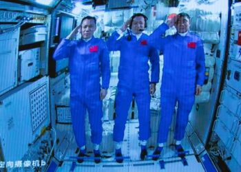 Gambar tangkapan layar yang diambil di Pusat Kendali Antariksa Beijing di Beijing, ibu kota China, pada 17 Juni 2021 ini menunjukkan tiga astronaut China di dalam pesawat luar angkasa Shenzhou-12 memberi hormat setelah memasuki modul inti stasiun luar angkasa Tianhe. (Xinhua/Jin Liwang)