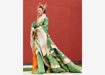 Seorang model memperagakan sebuah kreasi rancangan Zhang Yichao dalam gelaran Beijing Fashion Week di Beijing, ibu kota China, pada 15 September 2021. (Xinhua/Chen Jianli)
