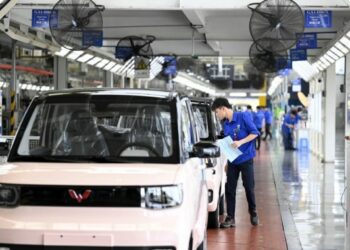 Seorang staf bekerja di jalur produksi kendaraan energi baru di sebuah perusahaan mobil di Liuzhou, Daerah Otonom Etnis Zhuang Guangxi, China selatan, pada 12 Agustus 2021. (Xinhua/Li Hanchi)