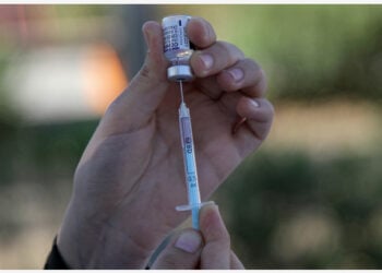Seorang tenaga kesehatan menyiapkan dosis vaksin COVID-19 dalam kampanye vaksinasi di Gaza City pada 19 September 2021. (Xinhua/Rizek Abdeljawad)