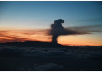Foto yang diabadikan pada 19 September 2021 ini menunjukkan letusan gunung berapi Cumbre Viejo di Pulau La Palma, Kepulauan Canary, Spanyol. Sekitar 5.000 hingga 10.000 orang dievakuasi setelah gunung berapi tersebut meletus pada Minggu (19/9) sore waktu setempat. (Xinhua/La Moncloa)