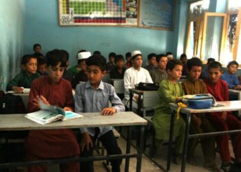 Siswa di Afghanistan mengikuti pembelajaran di kelas di sebuah sekolah setempat setelah Taliban mengambil alih negara itu di Provinsi Kunduz, Afghanistan, pada 22 Agustus 2021. (Xinhua/Ajmal Kakar)