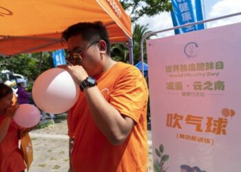 Seorang peserta meniup balon dalam sebuah kegiatan untuk memperingati Hari Obesitas Sedunia (11 Mei) di Kunming, Provinsi Yunnan, China barat daya, pada 9 Mei 2021. (Xinhua/Chen Xinbo)