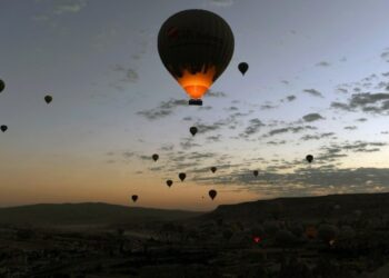Balon-balon udara panas terlihat terbang tinggi di atas langit Cappadocia, destinasi wisata populer di Turki, pada 20 September 2021. (Xinhua/Mustafa Kaya)