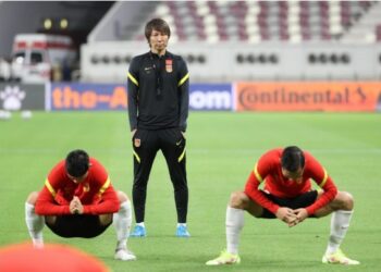 Li Tie (tengah), pelatih timnas China, memimpin sesi latihan para pemain pada 1 September 2021. Pada hari yang sama, timnas China melakukan latihan prapertandingan di Doha, Qatar, sebagai persiapan melawan Australia pada 2 September dalam laga perdana putaran terakhir kualifikasi Piala Dunia Qatar 2022 Zona Asia yang diikuti 12 tim. (Xinhua/Niku)