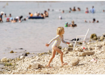 Seorang anak perempuan bermain di pantai dekat Kota Tiberias, Israel utara, pada 22 September 2021, dalam liburan Sukkot yang berlangsung selama sepekan. (Xinhua/JINI)