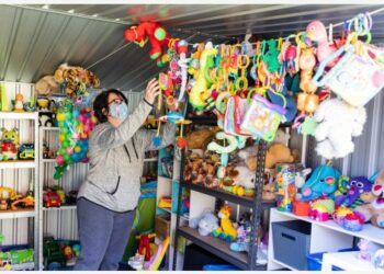 Pam Ziegler, pemilik pantri jalanan, menata barang-barang di dalam pantrinya di Canberra, Australia, pada 22 September 2021. (Xinhua/Chu Chen)