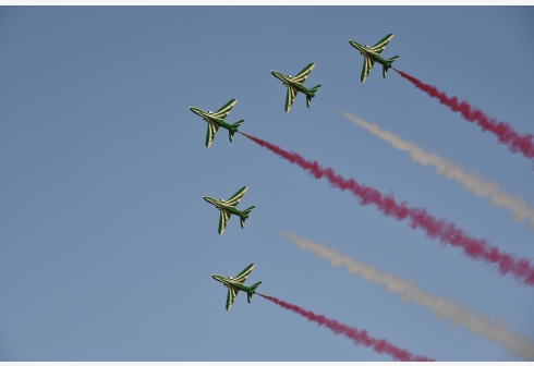 Foto yang diabadikan pada 22 September 2021 ini menunjukkan pertunjukan aerobatik Saudi Hawks (Elang Saudi) di Um Ajlan Park di Riyadh, Arab Saudi.  (Xinhua/Wang Haizhou)