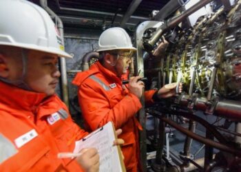 Sejumlah staf pemeliharaan melakukan inspeksi patroli di stasiun kompresor awal Horgos milik West Pipeline Company yang berada di bawah naungan China Oil & Gas Pipeline Network Corporation (PipeChina) di Horgos, Daerah Otonom Uighur Xinjiang, China barat laut, pada 4 Februari 2021. (Xinhua/Ding Lei)