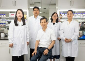 Ilmuwan China Qiao Jing, Cai Tao, Ma Yanhe, Zhu Leilei, Sun Hongbing (dari kiri ke kanan) berfoto bersama di sebuah laboratorium Institut Bioteknologi Industri Tianjin, Akademi Ilmu Pengetahuan China, pada 16 September 2021. (Xinhua/Jin Liwang)
