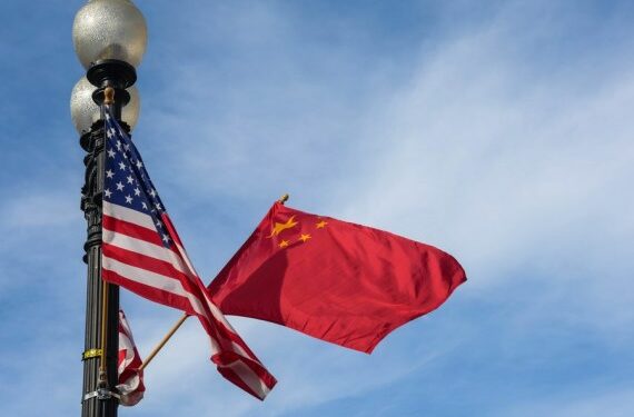 Foto yang diabadikan pada 24 September 2015 ini menunjukkan bendera nasional China (kanan) dan Amerika Serikat (AS) serta bendera Washington DC di Constitution Avenue di Washington, ibu kota AS. (Xinhua/Bao Dandan)