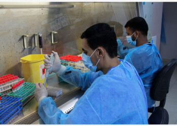 Para tenaga kesehatan bekerja di sebuah laboratorium tes COVID-19 di Klinik Al-Rimal di Gaza City, pada 23 September 2021. (Xinhua/Rizek Abdeljawad)