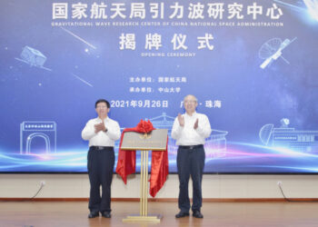 Wu Yanhua (kiri), Wakil Direktur Administrasi Luar Angkasa Nasional China (China National Space Administration/CNSA), dan Luo Jun (kanan), Rektor Universitas Sun Yat-sen, meluncurkan Pusat Penelitian Gelombang Gravitasi CNSA di Zhuhai, Provinsi Guangdong, pada 26 September 2021. (Xinhua/CNSA)