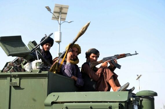 Para pejuang Taliban terlihat menaiki kendaraan militer di jalanan Kota Kandahar, Afghanistan selatan, pada 1 September 2020. (Xinhua/Sanaullah Seaim)