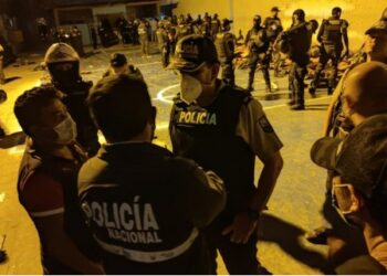 Para polisi menjaga ketertiban di penjara tempat terjadinya kerusuhan di Guayaquil, Ekuador, pada 28 September 2021. (Xinhua/Policia Nacional de Ecuador)