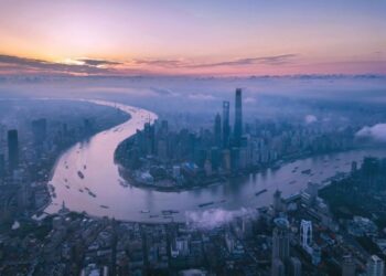 Foto dari udara yang diabadikan pada 21 Juni 2018 ini menunjukkan pemandangan pagi hari di area Lujiazui di Pudong, Shanghai, China timur. (Xinhua/Ren Long)