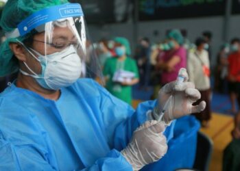 Seorang tenaga kesehatan menyiapkan suntikan dosis vaksin COVID-19 di Yangon, Myanmar, pada 3 Agustus 2021. (Xinhua/U Aung)