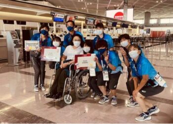Ketua Kontingen China untuk Paralimpiade Tokyo 2020 Zhang Haidi berfoto bersama para sukarelawan Paralimpiade di bandara sebelum bertolak dari Tokyo menuju China pada 31 Agustus 2021. (Xinhua)
