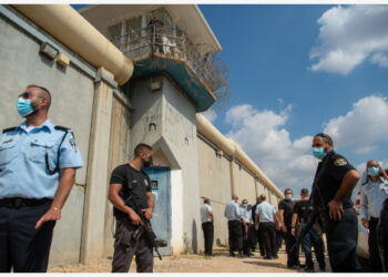Anggota Kepolisian Israel, Divisi Identifikasi dan Ilmu Forensik mencari bukti di sebuah lapangan dekat Penjara Gilboa, Israel utara, pada 6 September 2021. (Xinhua/JINI/Gil Eliyahu)