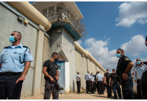 Anggota Kepolisian Israel, Divisi Identifikasi dan Ilmu Forensik mencari bukti di sebuah lapangan dekat Penjara Gilboa, Israel utara, pada 6 September 2021. (Xinhua/JINI/Gil Eliyahu)