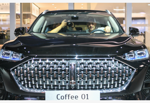 Sebuah mobil WEY Coffee 01 dipajang di stan WEY, merek mobil keluaran produsen otomotif Great Wall Motors (GWM) China, dalam hari pratinjau media pameran mobil IAA Mobility di Munich, Jerman, pada 6 September 2021. (Xinhua/Lu Yang)
