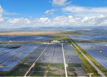 Foto dari udara yang diabadikan pada 17 Agustus 2020 ini menunjukkan pembangkit listrik fotovoltaik, yang juga merupakan sebuah proyek pengentasan kemiskinan, di kawasan pengembangan industri hijau di Prefektur Otonom Etnis Tibet Hainan, Provinsi Qinghai, China barat laut. (Xinhua/Zhang Long)