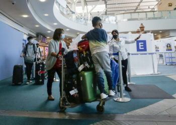 Sejumlah wisatawan mancanegara terlihat di aula kedatangan Bandar Udara Internasional Vancouver di Richmond, British Columbia, Kanada, pada 7 September 2021. (Xinhua/Liang Sen)