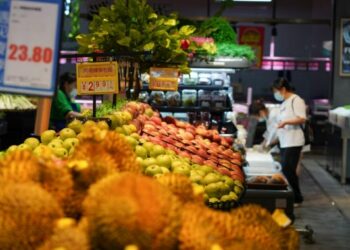 Sejumlah pelanggan membeli sayuran di sebuah supermarket di wilayah Danzhai, Provinsi Guizhou, China barat daya, pada 9 Agustus 2021. (Xinhua/Yang Wukui)