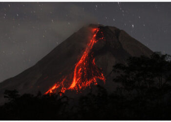 Foto yang diabadikan pada 8 September 2021 ini memperlihatkan material vulkanik yang menyembur dari kawah Gunung Merapi seperti tampak dari Desa Srumbung di Magelang, Jawa Tengah. (Xinhua/Priyo Utomo)