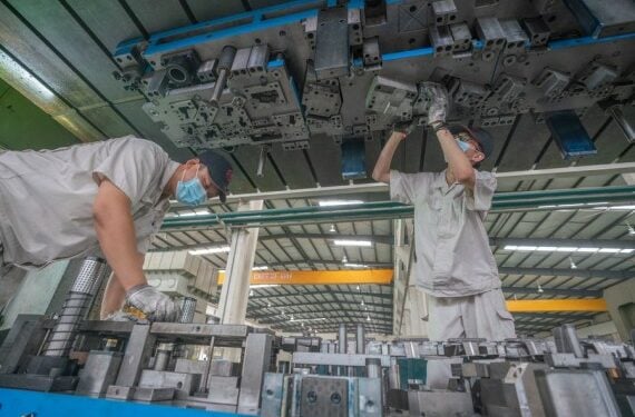 Para pekerja memproses cetakan di bengkel kerja sebuah perusahaan cetakan di Kota Huanghua, Provinsi Hebei, China utara, pada 12 Agustus 2021. (Xinhua/Luo Xuefeng)