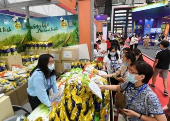 Orang-orang memilih barang di China-ASEAN Expo ke-18 di Nanning, ibu kota Daerah Otonom Etnis Zhuang Guangxi, China selatan, pada 11 September 2021. (Xinhua/Lu Boan)