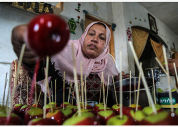 Warga Palestina Hanan Hamad (55) membuat permen apel yang dikenal sebagai "Halawa Anber" di Gaza, di dalam rumahnya di Kota Beit Hanoun, Jalur Gaza utara, pada 14 September 2021. (Xinhua/Rizek Abdeljawad)