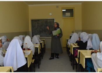 Anak-anak perempuan Afghanistan mengikuti kelas di sebuah sekolah setempat di Mazar-i-Sharif, ibu kota Provinsi Balkh, Afghanistan, pada 14 September 2021. (Xinhua/Kawa Basharat)