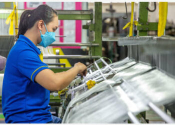 Seorang pekerja memeriksa benang plastik di sebuah pabrik alat pelindung diri (APD) yang memproduksi pakaian pelindung yang dapat digunakan kembali (reusable) di Provinsi Rayong, Thailand, pada 17 September 2021. (Xinhua/Wang Teng)