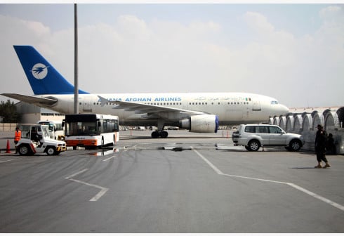 Foto yang diabadikan pada 20 September 2021 ini menunjukkan sebuah pesawat di Bandar Udara Internasional Kabul di Kabul, ibu kota Afghanistan. (Xinhua/Saifurahman Safi)
