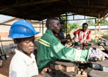 Para pekerja di pabrik Gbaloko memoles batu bata yang terbuat dari campuran pasir dan limbah plastik di Bangui, Republik Afrika Tengah, pada 14 September 2021. (Xinhua/Louis Denga)