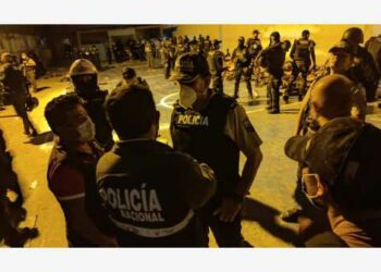 Para polisi menjaga ketertiban di penjara tempat terjadinya kerusuhan di Guayaquil, Ekuador, pada 28 September 2021. (Xinhua/Policía Nacional de Ecuador)