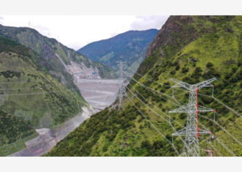 Foto dari udara yang diabadikan pada 17 Agustus 2021 ini menunjukkan jalur transmisi listrik untuk pembangkit listrik tenaga air (PLTA) Lianghekou di Sungai Yalong di Prefektur Otonom Etnis Tibet Garze, Provinsi Sichuan, China barat daya. (Xinhua)