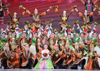 Para artis mementaskan sebuah pertunjukkan pada gala pembukaan festival seni etnis minoritas keenam di Beijing, ibu kota China, pada 31 Agustus 2021. (Xinhua/Li Xiang)