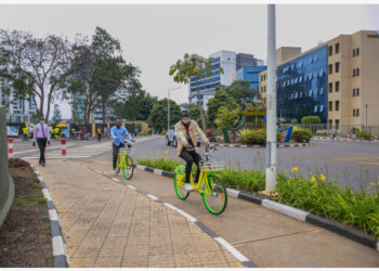 Orang-orang mengendarai sepeda berbagi di kawasan bisnis terpadu di Kigali, Rwanda, pada 9 September 2021. (Xinhua/Cyril Ndegeya)