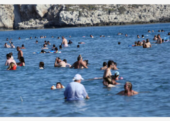 Orang-orang menghabiskan waktu mereka di Laut Mediterania di lepas pantai Antalya, Turki, pada 13 September 2021. (Xinhua/Mustafa Kaya)