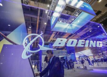 Pengunjung menjajal perangkat interaktif di stan Boeing Company di Pameran Impor Internasional China (China International Import Expo/CIIE) kedua di Shanghai, China timur, pada 8 November 2019. (Xinhua/Zhang Yuwei)