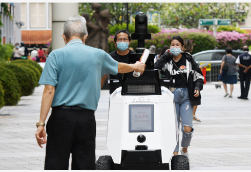 Sebuah robot otonomos Xavier kembangan Home Team Science and Technology Agency (HTX) berpatroli di area yang banyak dilalui pejalan kaki di Toa Payoh Central. (Xinhua/Then Chih Wey)